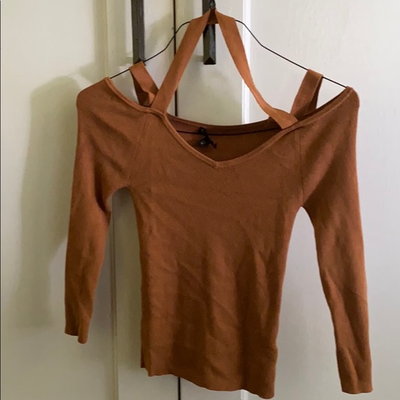 Express cropped v-neck off the shoulder sweater - Picture 2 of 5